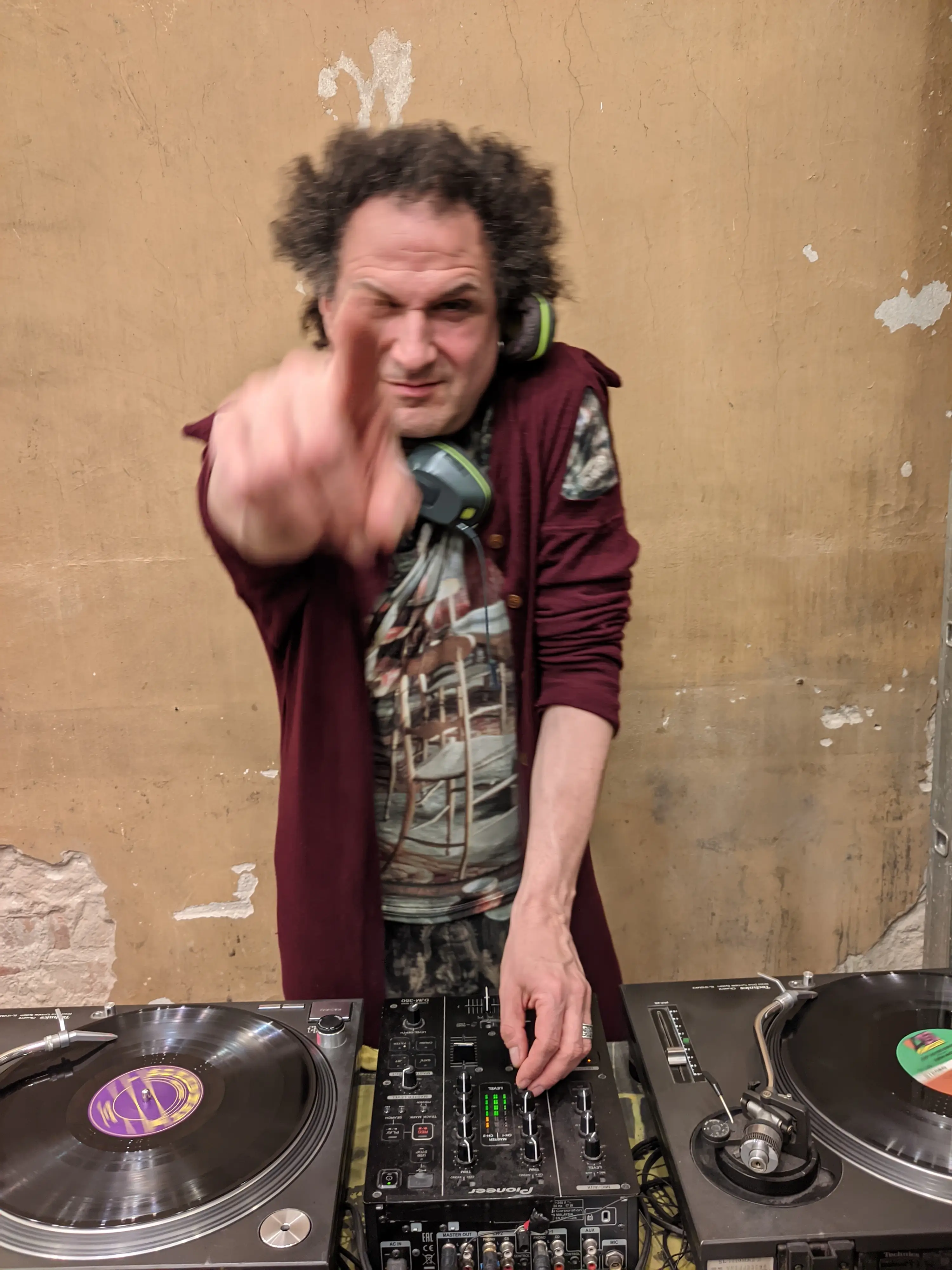 Juan Chamié djing in a club